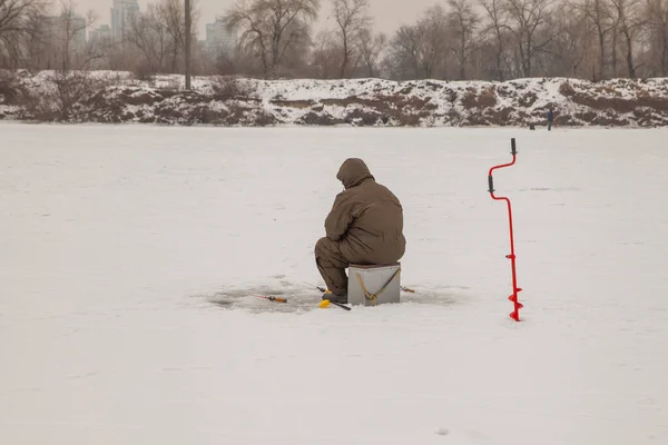 얼어붙은 호수에서 고기잡이하는 — 스톡 사진