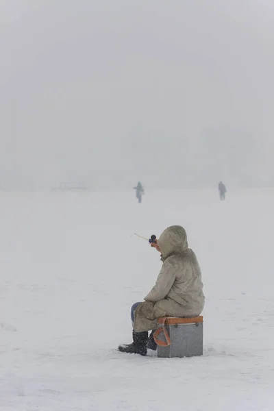 얼어붙은 호수에서 고기잡이하는 — 스톡 사진