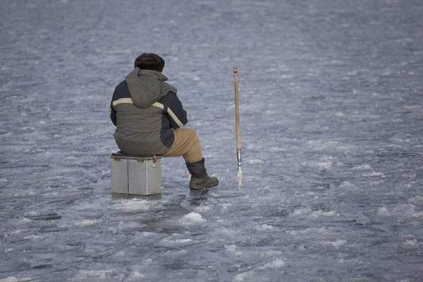 Fisherman Fishing Frozen Lake — Stock Photo, Image