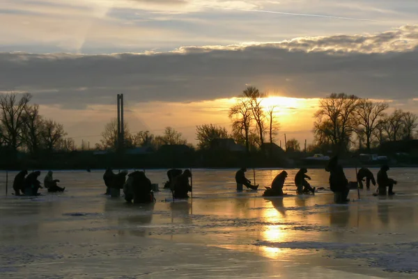 Fishermen Fishing Frozen Lake Sunset — Stock Photo, Image