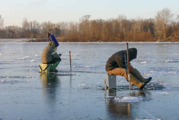 Fishermen Fishing Frozen Lake — Stock Photo, Image