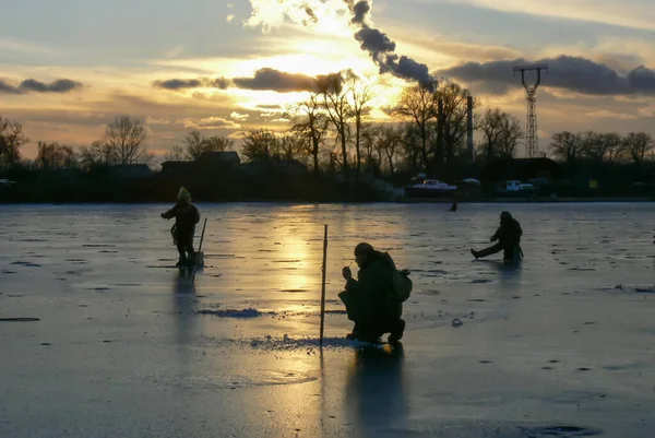 Fishermen Fishing Frozen Lake Sunset — Stock Photo, Image
