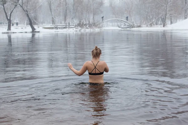 冬に泳ぐ 女が氷の湯に入る — ストック写真