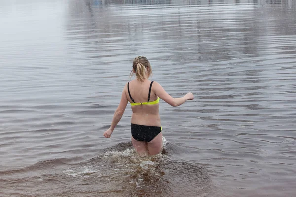 Pływanie Zimie Kobieta Wchodzi Lodowej Wody Kąpieli — Zdjęcie stockowe