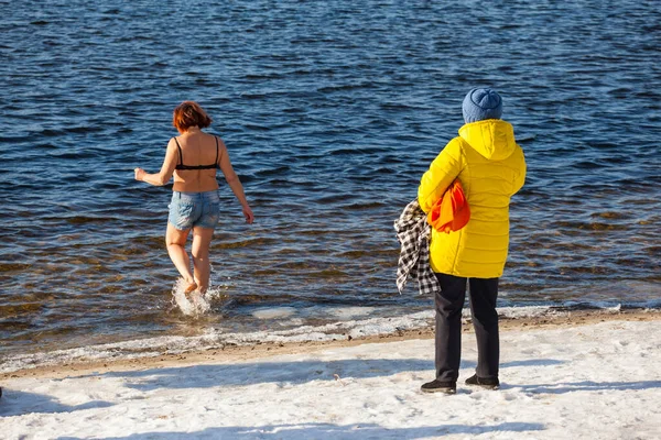겨울에 수영을 여자가 얼음물에 들어가다 — 스톡 사진