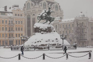 Kiev 'deki Bogdan Khmelnitsky Anıtı, kar yağışında. Ukrayna   