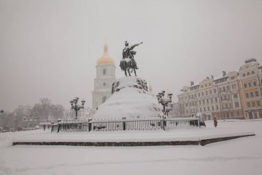 Kiev 'deki Bogdan Khmelnitsky Anıtı, kar yağışında. Ukrayna   