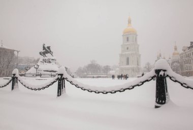 Kiev 'deki Sofievskaya Meydanı' nda kar yağarken. Ukrayna