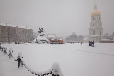 Kiev 'deki Sofievskaya Meydanı' nda kar yağarken. Ukrayna