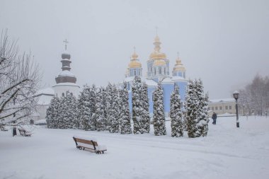 Kışın kar yağarken Michael 'ın Altın Kubbe Katedrali. Kiev. Ukrayna     