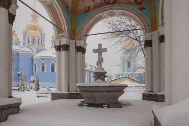 Kış kar yağışından sonra Altın Kubbe Katedrali 'nin şapeli. Kiev. Ukrayna     