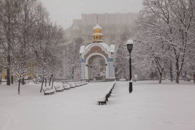 Kış kar yağışından sonra Altın Kubbe Katedrali 'nin şapeli. Kiev. Ukrayna     