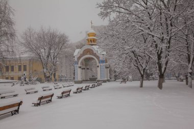 Kış kar yağışından sonra Altın Kubbe Katedrali 'nin şapeli. Kiev. Ukrayna     