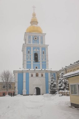 Kışın kar yağarken Michael 'ın Altın Kubbe Katedrali. Kiev. Ukrayna     