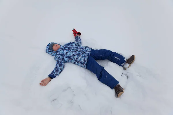Ένα Αγόρι Που Παίζει Φρέσκο Χιόνι — Φωτογραφία Αρχείου