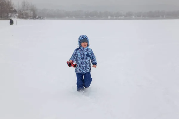 Μικρό Αγόρι Χειμωνιάτικα Ρούχα Στην Χιονόπτωση — Φωτογραφία Αρχείου