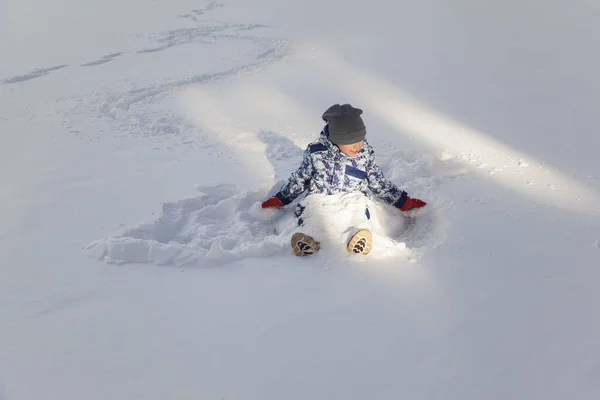 Kleiner Junge Spielt Neuschnee — Stockfoto