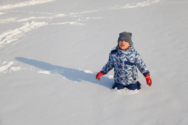 新雪の中で遊んでいる少年は — ストック写真