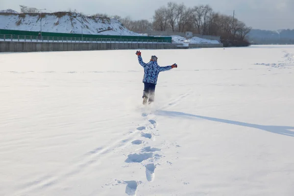 新雪の中で遊んでいる少年は — ストック写真