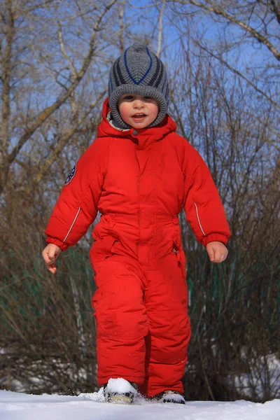 Ragazzino Che Cammina Inverno Sulla Neve — Foto Stock