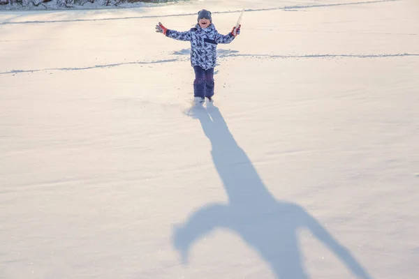 Ένα Αγόρι Που Παίζει Φρέσκο Χιόνι — Φωτογραφία Αρχείου