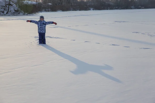 Chlapec Hrající Čerstvém Sněhu — Stock fotografie