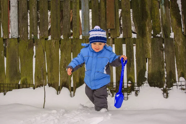 Μικρό Αγόρι Χειμωνιάτικα Ρούχα Περπατάει Στο Χιόνι — Φωτογραφία Αρχείου