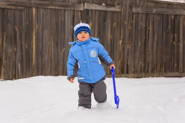 Malý Chlapec Zimním Oblečení Chůzi Sněhu — Stock fotografie