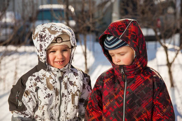 Due Bambini Felici Abiti Invernali Seduti Sulla Neve Bianca Ritratto — Foto Stock