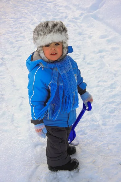 Felice Bambino Abiti Invernali Sfondo Neve — Foto Stock