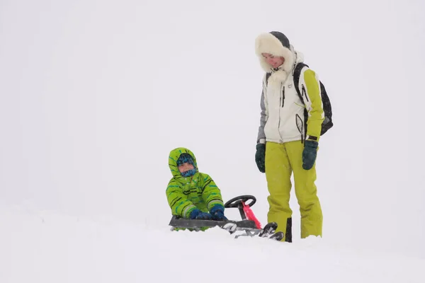 Mãe Filho Saindo Montanha Inverno Neve Pesada — Fotografia de Stock