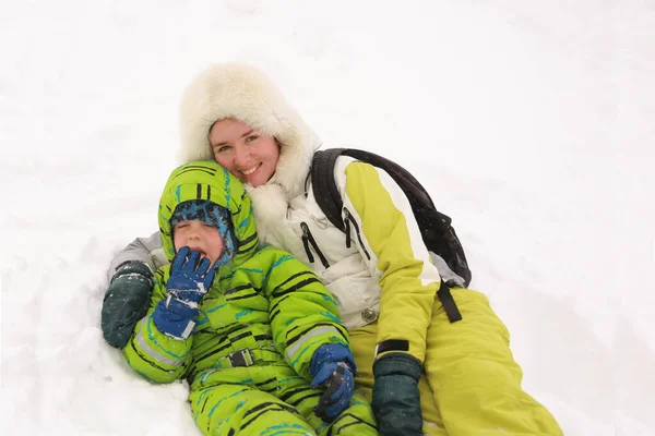 Ευτυχισμένη Μαμά Γιο Της Ξαπλωμένο Στο Χιόνι Ενώ Κάνει Έλκηθρο — Φωτογραφία Αρχείου