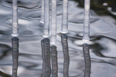 Buz saçaklarının nehir suyuna yakın çekim