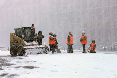 Kış şehri - yoğun kar yağışında kar temizleme. Kiev. Ukrayna