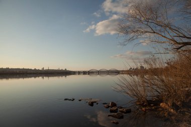 Derin bir nehri olan bahar manzarası