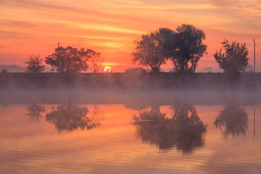 Sisli gölde parlak sisli şafak