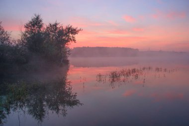 Bahar sisli gölün üzerinde gün doğumu