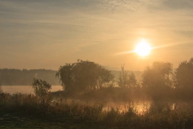 Bahar sisli gölün üzerinde gün doğumu