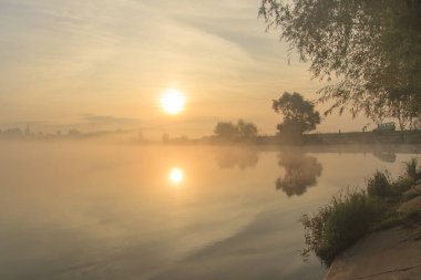 Bahar sisli gölün üzerinde gün doğumu