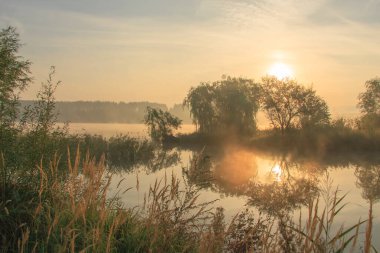 Bahar sisli gölün üzerinde gün doğumu