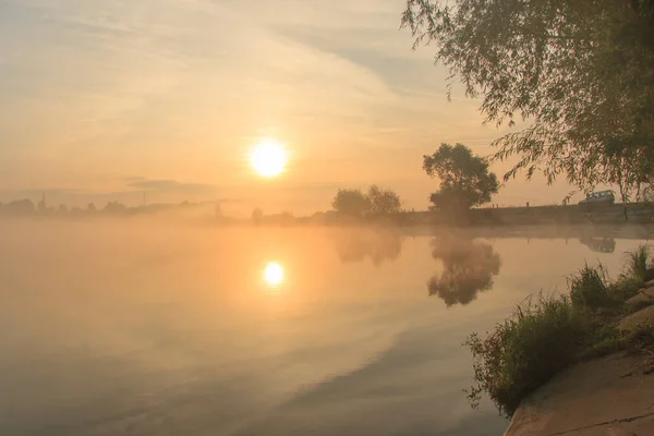 Amanecer Sobre Lago Brumoso Primavera Fotos de stock libres de derechos