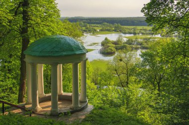 Nehir kıyısındaki çardak. Nehirde bahar seli