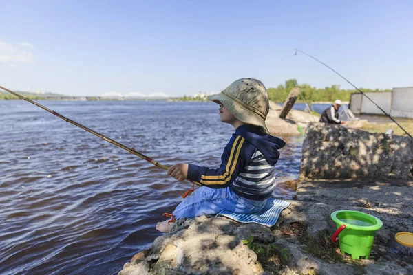Маленький Хлопчик Ловить Рибу Березі Річки Навесні Ліцензійні Стокові Фото