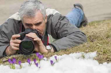 Bahar çiçeklerini fotoğraflayan adam.