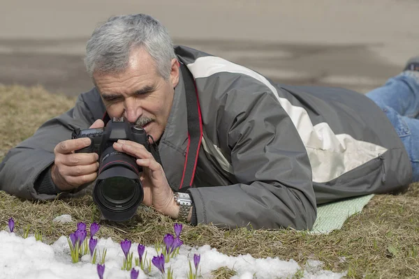 Bahar çiçeklerini fotoğraflayan adam.