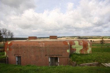 İkinci Dünya Savaşı sırasında makineli tüfek sığınağı. Stalin Hattı 'nın Minsk' teki sergisi. Beyaz Rusya