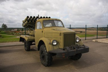 Eski bir Sovyet roket atarı. Stalin Hattı 'nın Minsk' teki sergisi. Beyaz Rusya