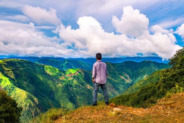 Meghalaya Hindistan 'daki Khasi Hills' in nefes kesici yeşil vadisine bakan bir adam.