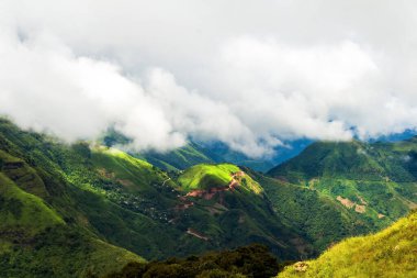 Dünyanın en nemli yerindeki güzel vadiyi kaplayan bulutlar, Sohra (Cherra Punji) Meghalaya, Hindistan.