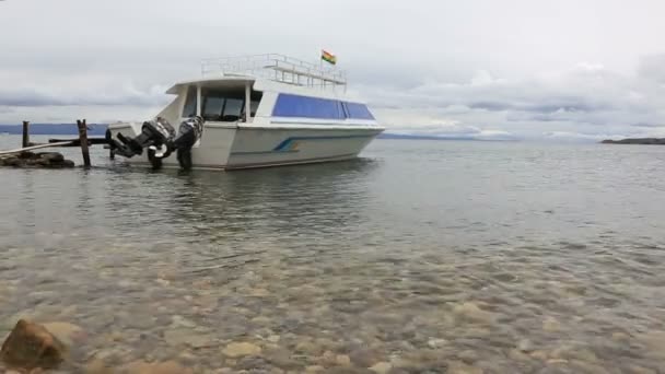 Lago Titicaca con barco, Bolivia — Vídeos de Stock